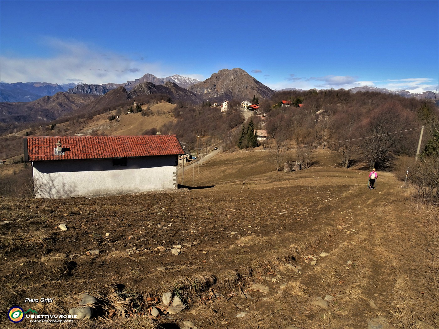 75 Scendendo dal Monte Tesoro vista anche verso il Monte Ocone.JPG -                                